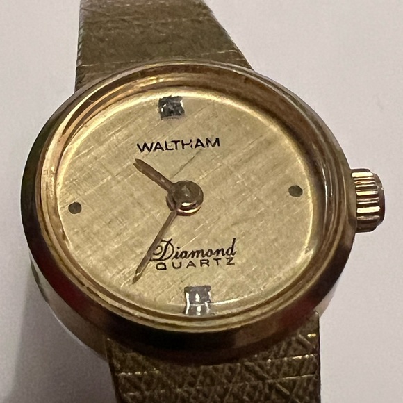 WALTHAM DIAMOND QUARTZ vintage HONG KONG  90s? Watch textured matte gold dainty - Picture 7 of 7